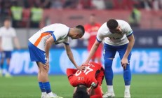 爱游戏直播-荷兰球队中场因伤退出赛季，困扰球队