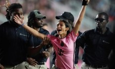 爱游戏竞技-梅西入场感情激动，球迷争相合影的简单介绍