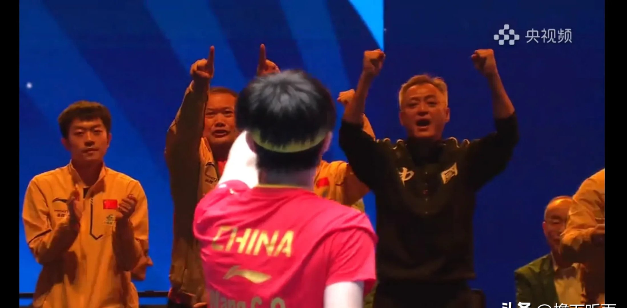 比赛中球队战胜老对手,展现实力与决心 比赛中球队战胜老对手,展现实力与决心