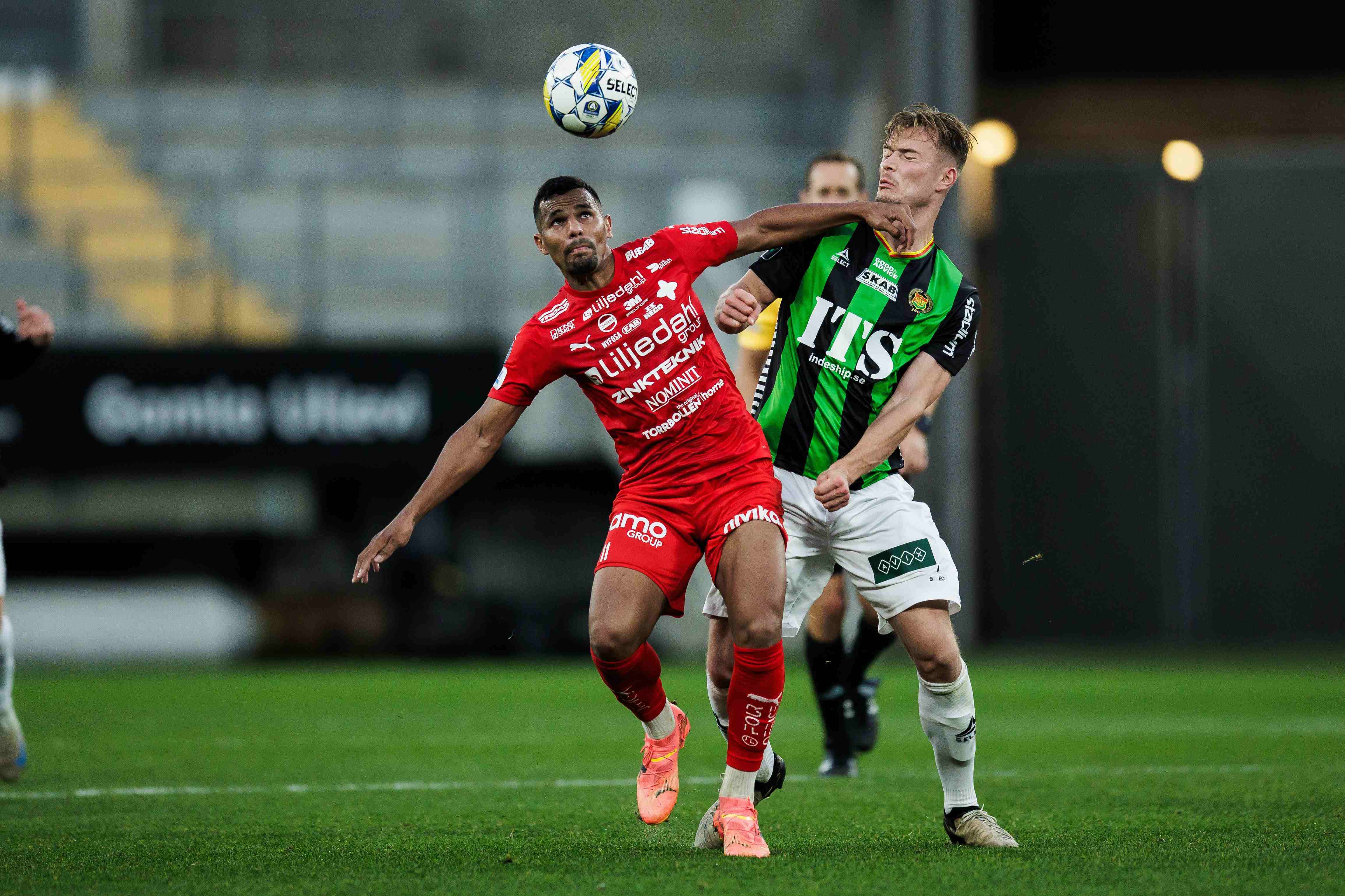 包含兰斯队全队备战迎接下一轮比赛的词条