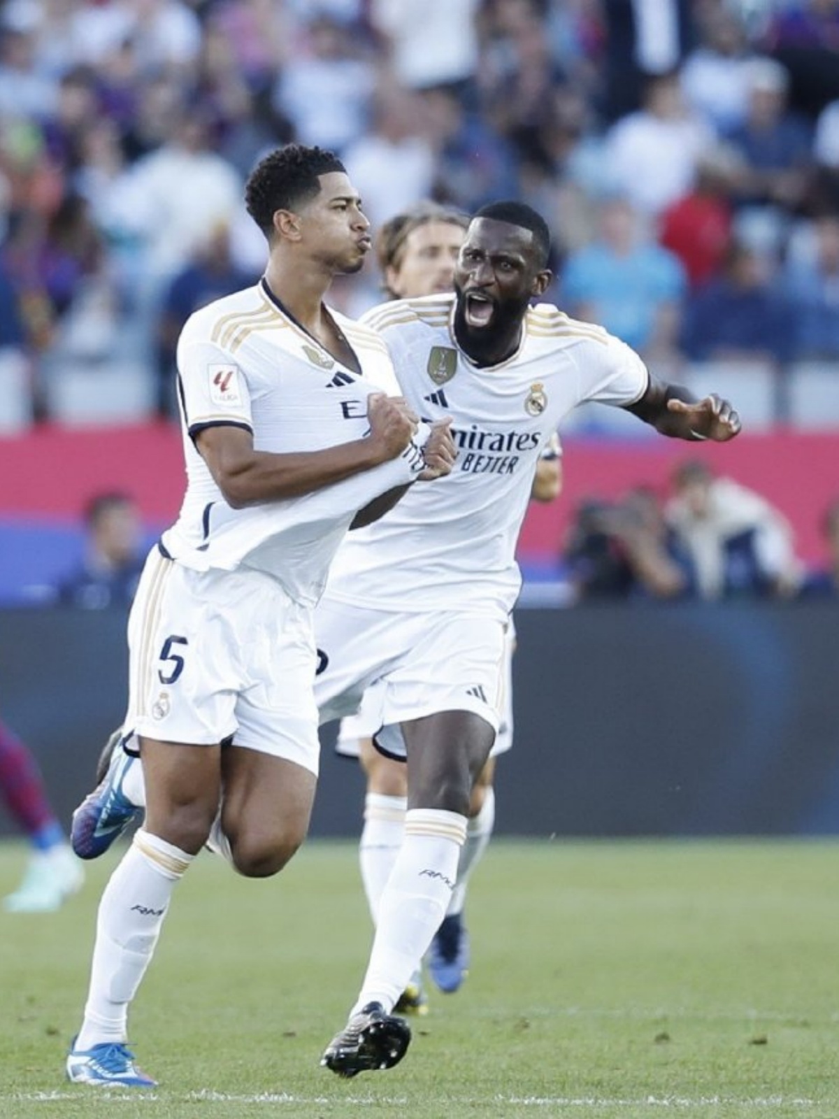 比赛惊险激烈,观众热情喝彩 比赛惊险激烈,观众热情喝彩