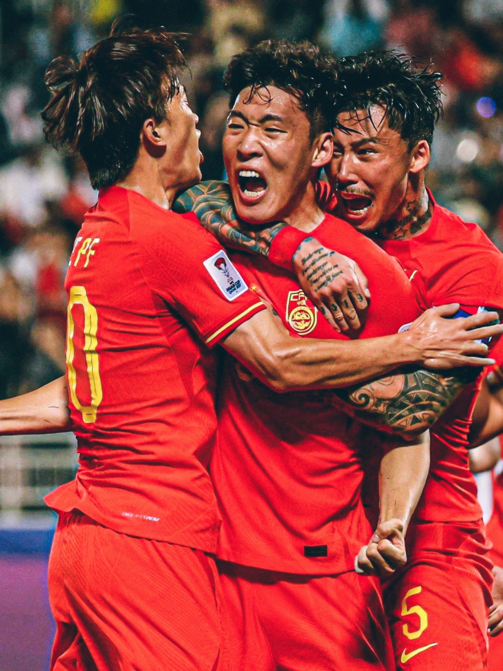 风雨同舟,足球赛事引发观众心潮起伏 风雨同舟,足球赛事引发观众心潮起伏