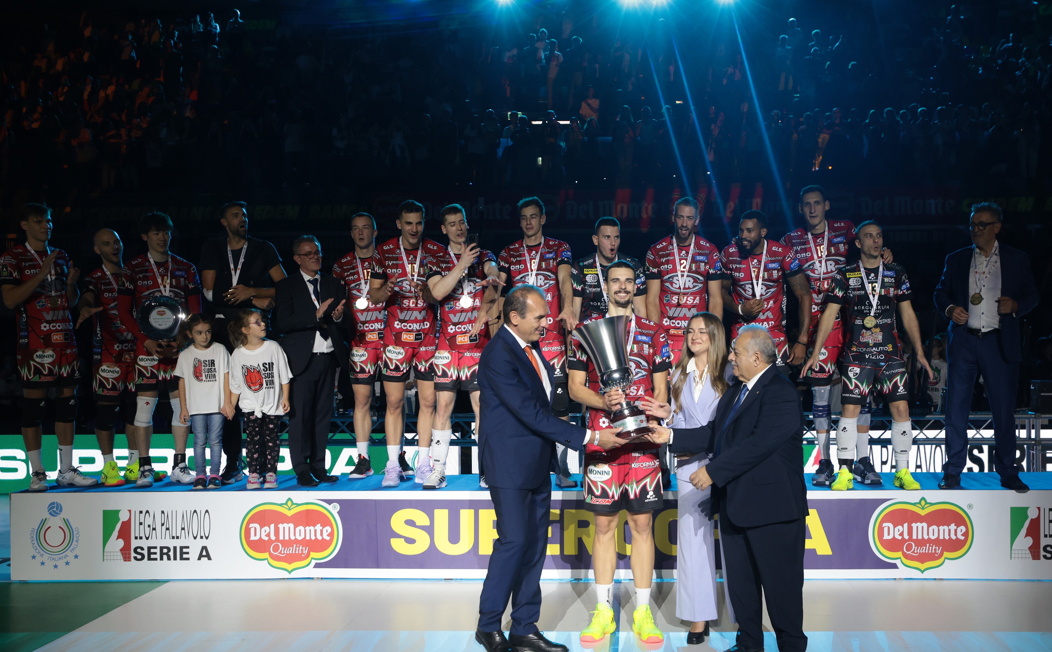 意大利队勇夺胜利，球迷欢呼声不断的简单介绍