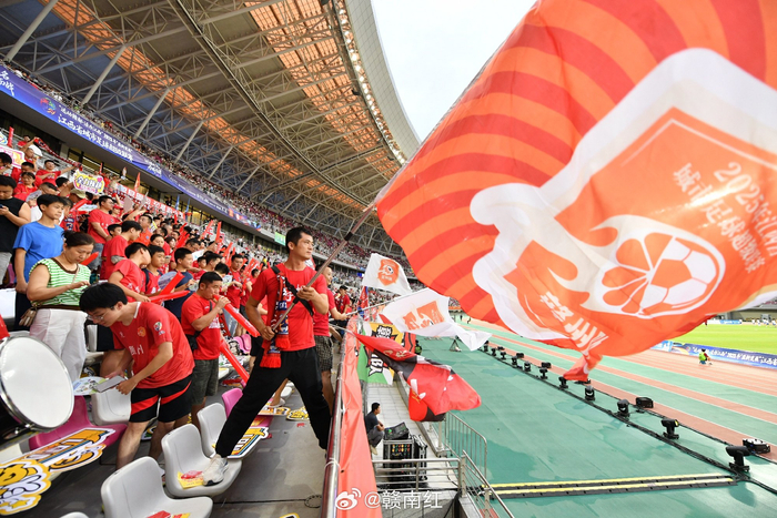 观赛热情高涨,球迷支持满满 观赛热情高涨,球迷支持满满