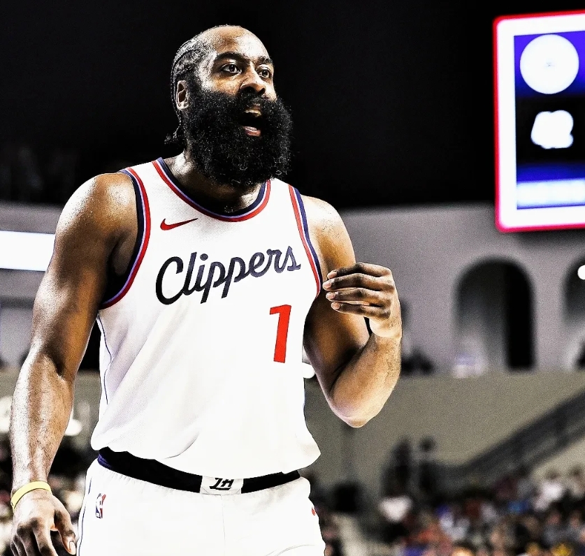 快船惨败开拓者,吞下四连败 快船惨败开拓者,吞下四连败