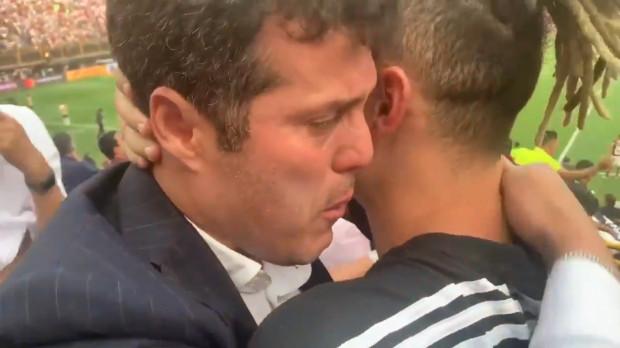 举重冠军激动落泪,感谢支持 举重冠军激动落泪,感谢支持