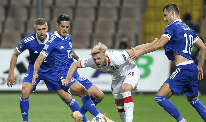 波黑队球员全力奔跑,努力争取进球 波黑队球员全力奔跑,努力争取进球