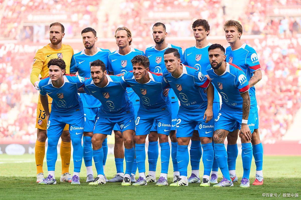 波黑队球员全力奔跑,努力争取进球 波黑队球员全力奔跑,努力争取进球