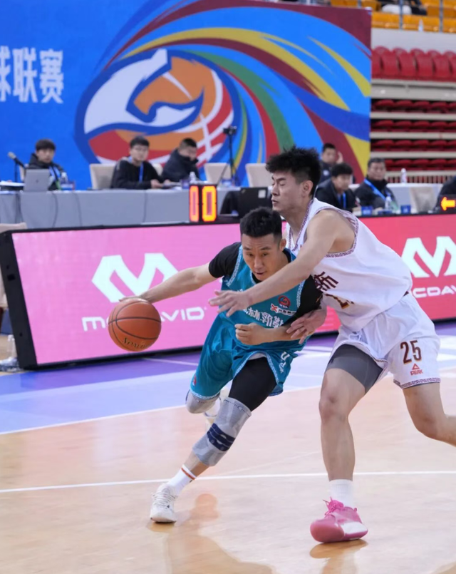 呼和浩特男篮在比赛中取得胜利 呼和浩特男篮在比赛中取得胜利