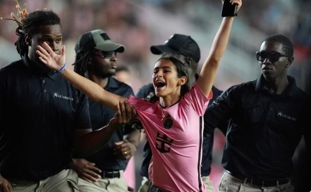 梅西入场感情激动，球迷争相合影的简单介绍