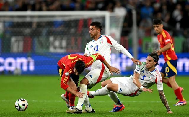 意大利队在欧洲杯预选赛中击败西班牙 意大利队在欧洲杯预选赛中击败西班牙