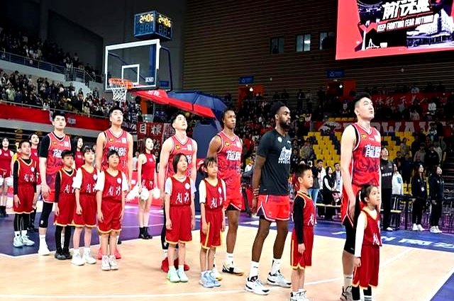 全球篮球热潮席卷,球迷狂热跟随的简单介绍 全球篮球热潮席卷,球迷狂热跟随的简单介绍