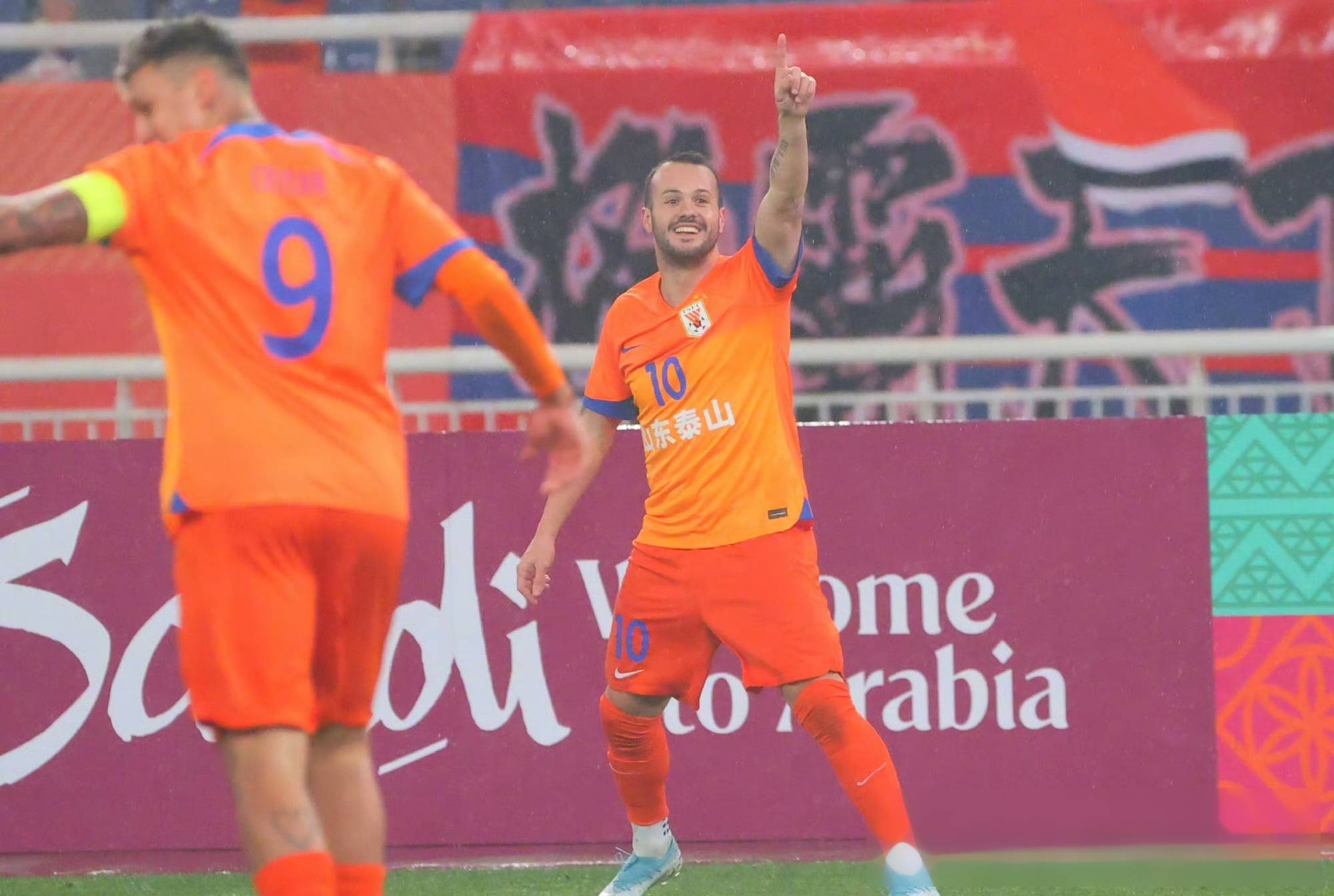 关于外援表现出色，球队士气高涨的信息