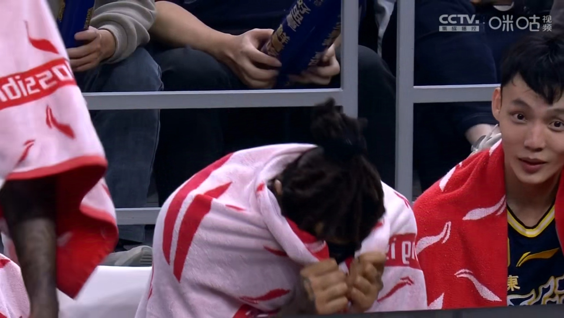 篮球传奇球星告别赛场,感动球迷心扉 篮球传奇球星告别赛场,感动球迷心扉