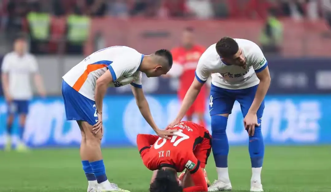 荷兰球队中场因伤退出赛季,困扰球队 荷兰球队中场因伤退出赛季,困扰球队