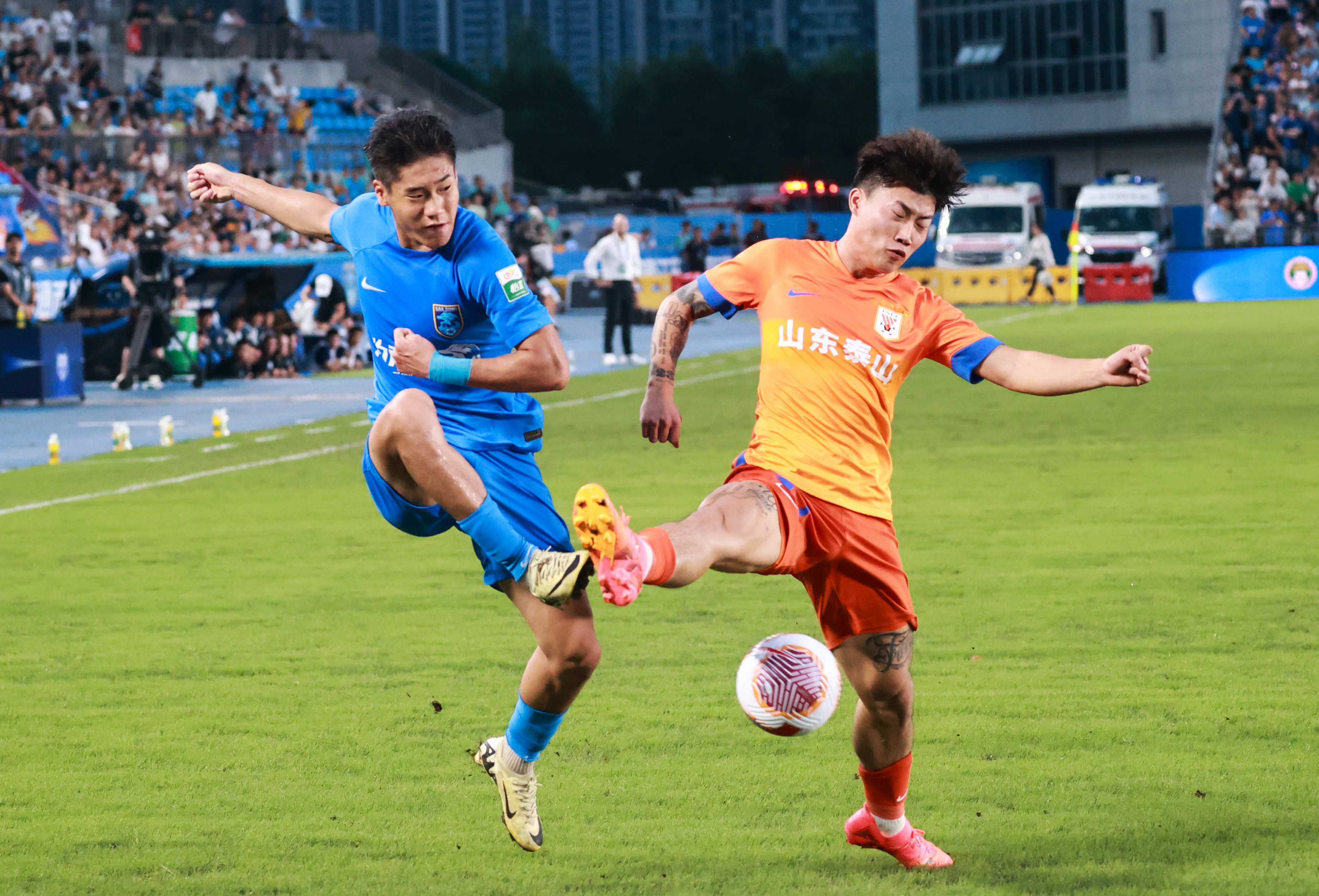 本土足球联赛热议不断：球队士气高昂备战中的简单介绍