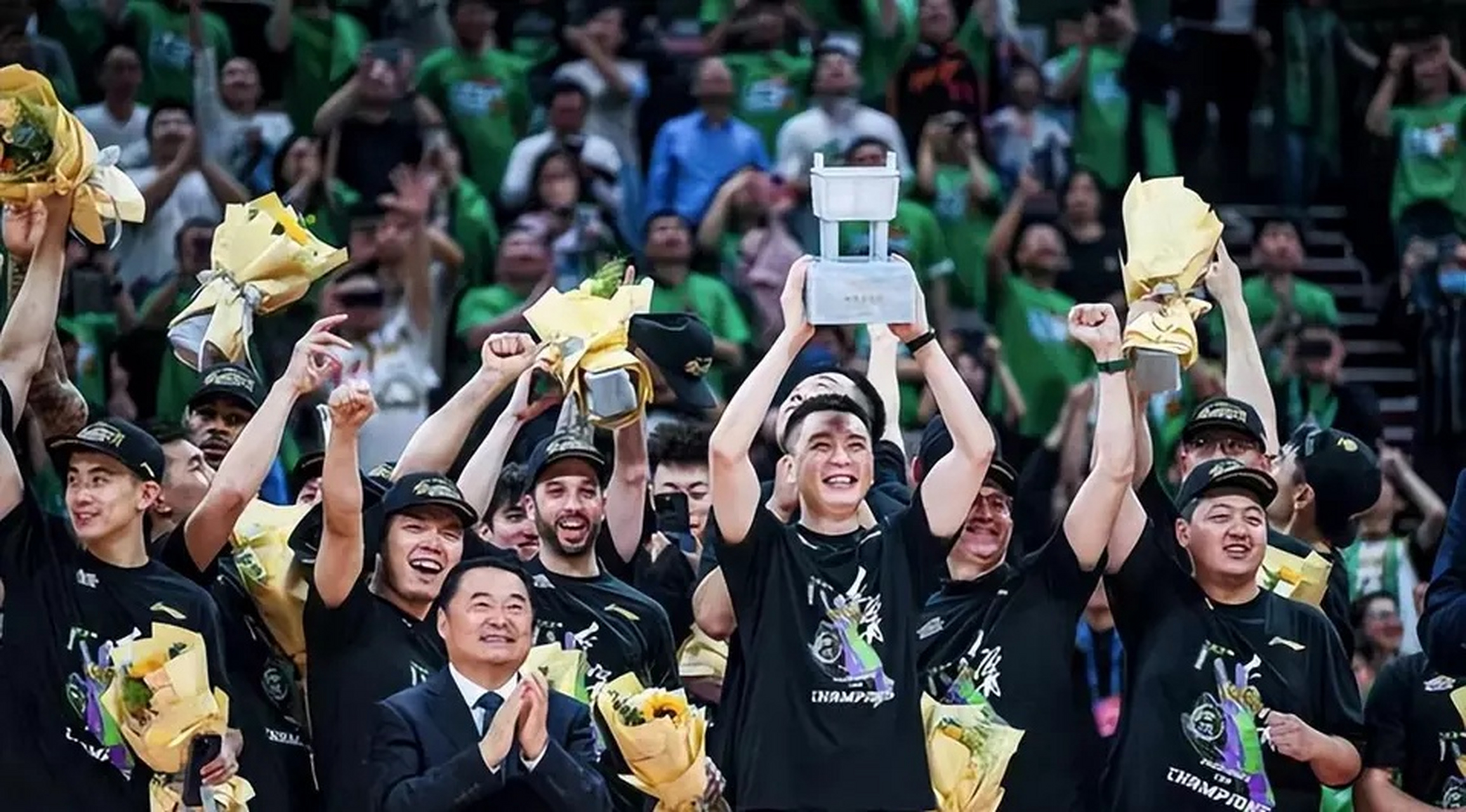 观众热情欢呼,选手斩获冠军 观众热情欢呼,选手斩获冠军