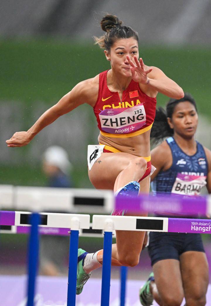 强大的女运动员在比赛中展现出优异的表现和实力的简单介绍