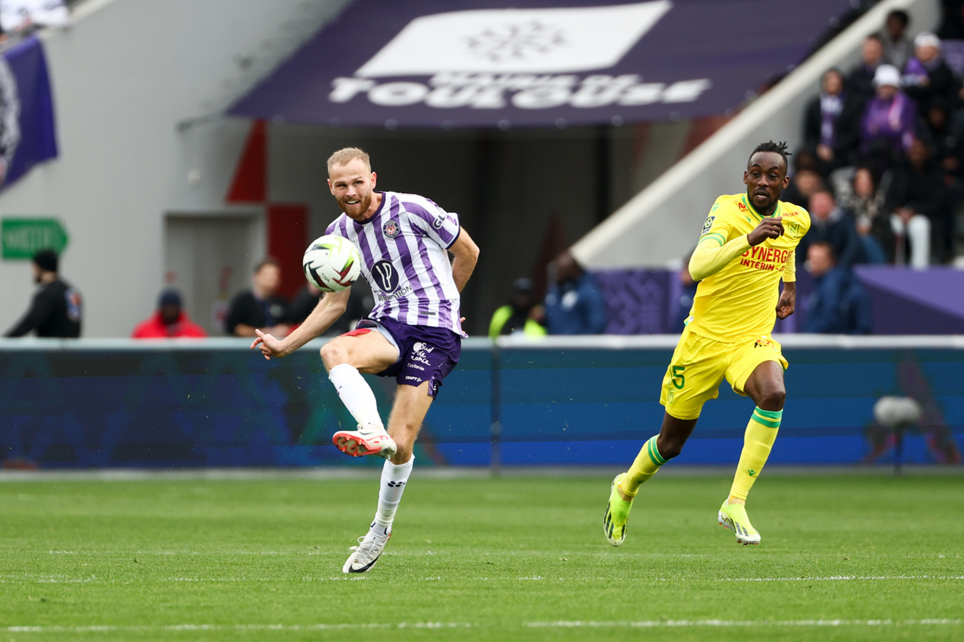 包含欧国联赛激情四射，球队磨合配合默契的词条